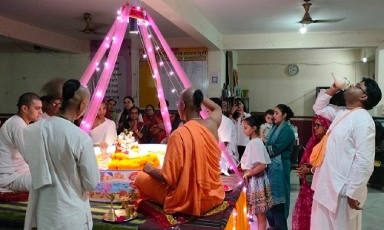 NEWS : नीमच में इस्कॉन मंदिर पर मनाया चंदन यात्रा महोत्सव, भगवान श्री जगन्नाथ को नौका विहार कराकर लगाया लेप, भक्तिभाव से झूम उठे श्रद्धालु, पढ़े खबर
