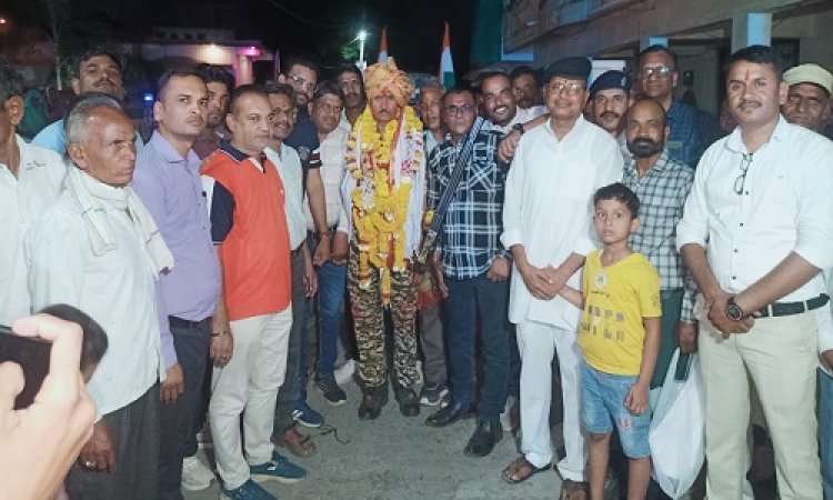 BIG NEWS : 38 सालों तक की देश की सेवा, अब अपने गांव लौटे ये CRPF जवान, नगर आगमन पर ग्रामीणों ने किया जोरदार स्वागत, सम्मान समारोह भी आयोजित, पढ़े खबर