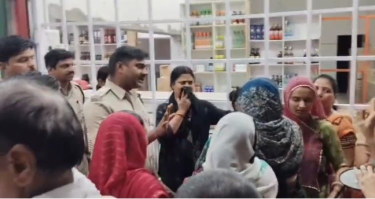 BIG NEWS : दलौदा में शराब की दुकान हटाने की मांग, महिलाओं का हल्लाबोल, जमकर किया विरोध प्रदर्शन, ठेकेदार ने मांगा इतने दिनों का समय, पढ़े खबर