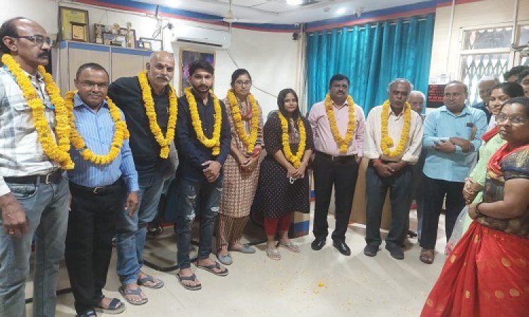 BIG NEWS : लॉकर की चाबी हुई गुम, तो सेंट्रल बैंक ऑफ इंडिया शाखा नीमच सिटी ने निभाया अपना फर्ज, आज इन्होंने किया कर्मचारियों का सम्मान, पुष्पाहार पहनाकर अभिनंदन, पढ़े खबर