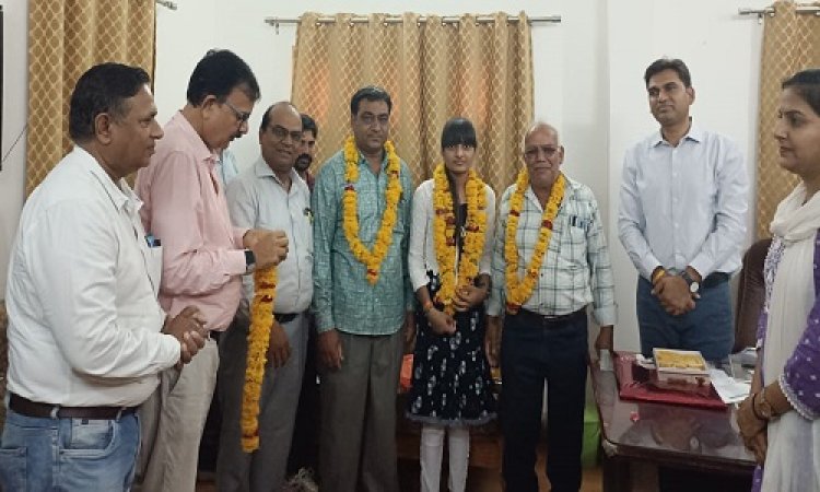 NEWS : मनासा की तनीषा पाटीदार ने मारी बाजी, मैरिट सूची में प्राप्त किया दसवां स्थान, एसडीम ने कुछ यूं किया सम्मानित, पढ़े खबर