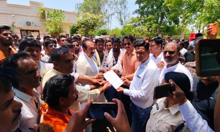 BIG NEWS : जीरन क्षेत्र के सैकड़ों किसान पहुंचे नीमच, फिर नारेबाजी के साथ निकाली रैली, और पहुंचे नार्कोटिक्स कार्यालय, ज्ञापन सौंप इनके खिलाफ कार्यवाही की मांग, मामला- झूठे प्रकरण में फंसाने का, पढ़े खबर