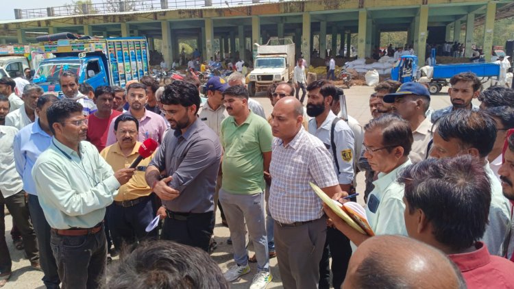BIG NEWS : जिला कलेक्टर हिमांशु चंद्रा ने किया नीमच मंडी का निरिक्षण, किसानों से की चर्चा, और मंडी अधिकारियों को दिए ये निर्देश, पढ़े खबर