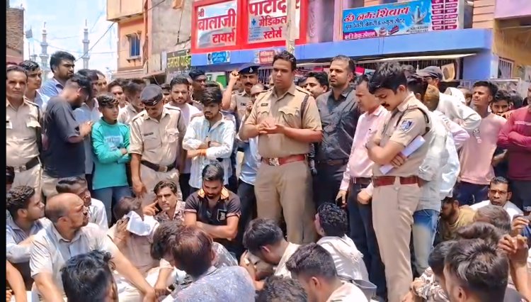 BIG NEWS : सड़क पर शव रखकर दो घंटे तक लगाया जाम, टक्कर मारने वाले को पकड़ने व आर्थिक सहायता देने की मांग, अधिकारियों के आश्वासन के बाद माने परिजन, पढ़े खबर