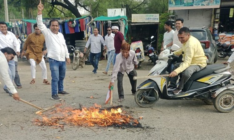 BIG NEWS : मनासा में बीच चौराहे पर कांग्रेस का प्रदर्शन, कार्यकर्ताओं ने फूंका डिप्टी CM जगदीश देवड़ा सहित इस मंत्री का पूतला, पुलिस बल भी रहा तैनात, पढ़े खबर