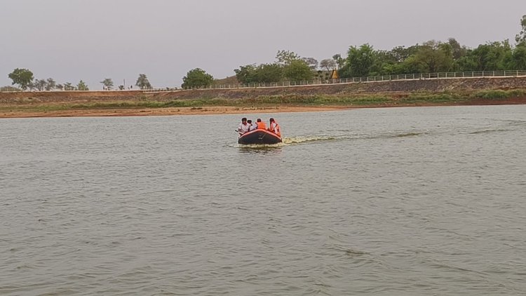 BIG NEWS: मनासा के बड़ा तालाब में हादसा, नाव पलटने के बाद डूबा युवक, गहरे दलदल में फंसा, मौके पर अधिकारी, गोरखोरों ने किया रेस्क्यू, पर नहीं मिली सफलता, पढ़े खबर 