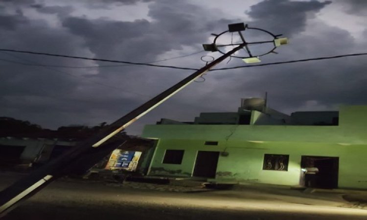 BIG NEWS : मनासा क्षेत्र में बदला मौसम का मिजाज, तेज हवाओं के साथ बारिश, हाईमास्ट गिरा, तो नगर की बत्ती तक हो गई गुल, यहां पेड़ भी हुए धराशाही, पढ़े खबर