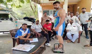 NEWS : मनासा में तीन दिवसीय कुश्ती की शुरुवात, पहलवानो का हुआ वेट, अब होगा महादंगल, खिलाड़ी दिखाएंगे अपना दम-खम, पढ़े खबर