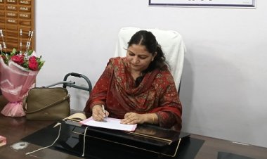 BIG NEWS : नवागत CMO श्रीमती दुर्गा बामनिया पहुंची नगर पालिका कार्यालय, लिया चार्ज, अधिकारी-कर्मचारियों ने कुछ यूं किया स्वागत, पढ़े खबर