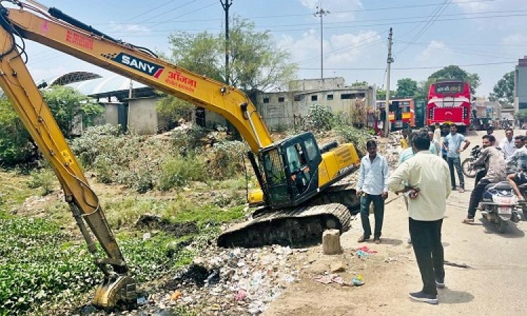 NEWS : पोकलैंड मशीन से बड़े नालों की हो रही सफाई, स्वास्थ्य सभापति ने किया कार्य का निरीक्षण, स्वास्थ्य अधिकारी सहित ये भी रहें मौजूद, पढ़े खबर