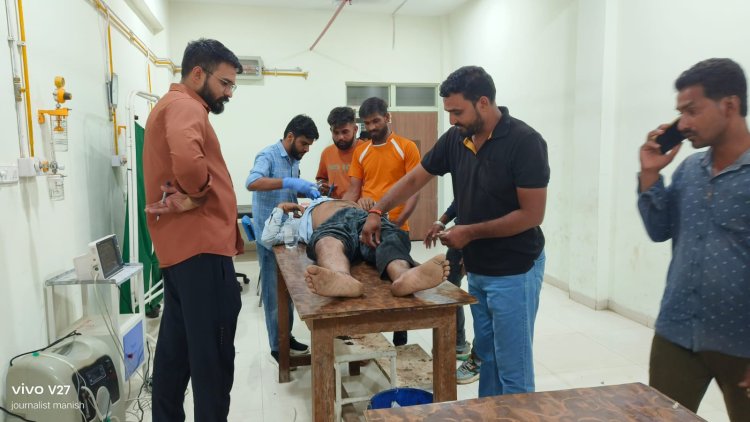 BIG NEWS : मनासा क्षेत्र का खजूरी खिमपुरा रोड,सड़क किनारे घायल व्यक्ति,मोके पर लोग जमा,पर सभी बने तमाशबीन,फिर इन दो युवाओ ने दिखाया होंसला,और यु पहुंचाया अस्पताल,अब हो रही सराहना,पढ़े ये खबर