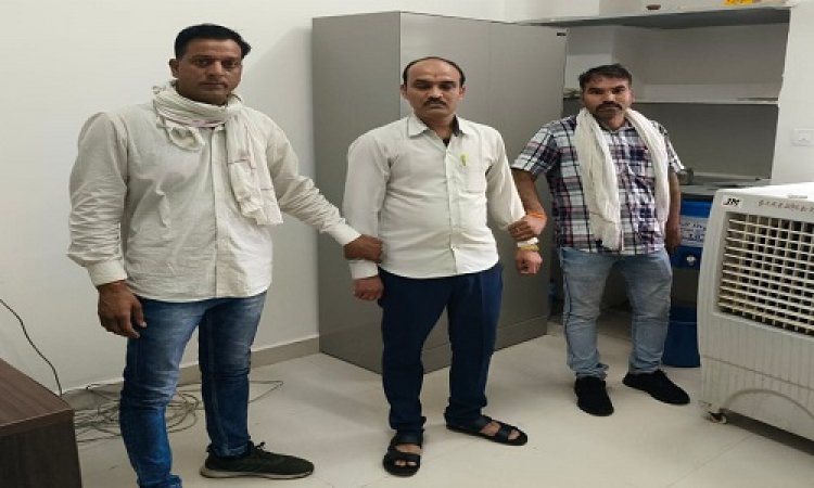 BIG NEWS : प्लाट डाइवर्शन की एवं में मांगी रिश्वत, तो लोकायुक्त पहुंची शिकायत, फिर टीम की मंदसौर जिले में बड़ी कार्यवाही, इस अधिकारी का बाबू घूस लेते रंगे हाथों पकड़ाया, पढ़े खबर