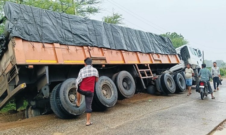 NEWS : सामने से आई बस, तो रोड़ से नीचे उतरा ट्राला, फिर एक साइड से जमीन में धंसा, 11 हजार केव्ही के टकराते ही होती बड़ी घटना, पर ऐसे टल गया हादसा, मामला जीरन-हरवार मार्ग का, पढ़े खबर
