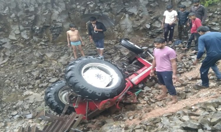 NEWS : खेत हकाई करते समय हादसा, ट्रैक्टर हुआ असंतुलित, और जा गिरा तालाब में, घटना के बाद चालक को हो गई ये हालत, मामला मोखमपुरा गांव का, पढ़े खबर