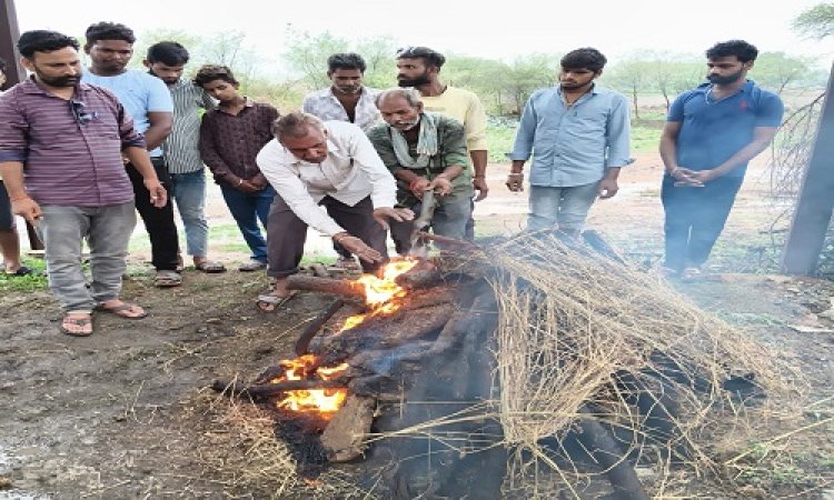 BIG NEWS : करंट की चपेट में आया बेजुबान जानवर, तो हो गई अकाल मौत, फिर पसीजा ग्रामीणों का दिल, इस अधिकारियों की मौजूदगी में विधि-विधान से किया अंतिम संस्कार, घटना जीरन थाना क्षेत्र की, पढ़े खबर