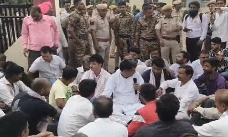 BIG NEWS : युवक की संदिग्ध मौत के मामले में हत्या का आरोप...! पुलिस ने 10 दिन बाद भी नहीं की कार्रवाई, किसान नेता के नेतृत्व में निकाली रैली, प्रतापगढ़ एसपी कार्यालय के गेट पर धरना, सौंपा ज्ञापन, पढ़े खबर