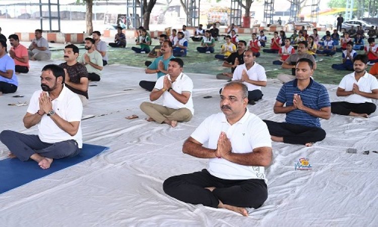 NEWS : अंतरराष्ट्रीय योग दिवस, मनासा मंडी परिसर में विशेष कार्यक्रम संपन्न, जनप्रतिनिधियों और अधिकारियों ने किया सामूहिक योगाभ्यास, पढ़े खबर