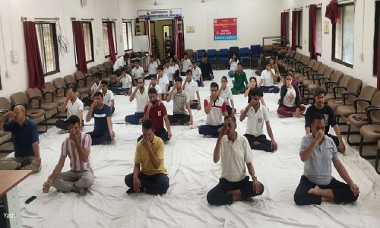 NEWS : 11वां अंतर्राष्ट्रीय योग दिवस, नीमच के इस कॉलेज में प्राचार्य सहित प्रोफेसरों ने किया योगाभ्यास, तय कार्यक्रम किए आयोजित, पढ़े खबर