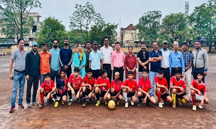 NEWS : शहर में संभाग स्तरीय फुटबॉल प्रतियोगिता संपन्न, दिखाई दिया नीमच का दबदबा, खिलाड़ियों ने दिखाया अपना हुनर, तो इन वर्गो में टीम रही विजेता, पढ़े खबर