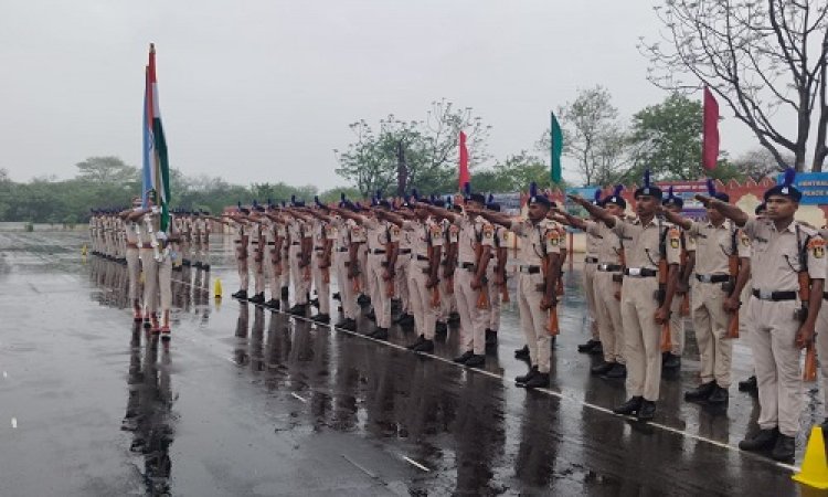 BIG NEWS : नीमच CRPF में नवनियुक्त सिपाहियों का शपथ ग्रहण समारोह, अनुशासन, परम्परा के साथ शारीरिक दक्षता और हथियारो के संचालन का दिया प्रशिक्षण, अब देश सेवा के लिए तैयार ये जवान, पढ़े खबर