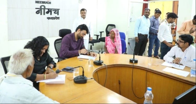 BIG NEWS : जनसुनवाई में पहुंचे पीड़ित, और आवेदन के माध्यम की शिकायत, फिर नीमच जिला कलेक्टर ने अधिकारियों को दिए ये निर्देश, अपनी समस्या के समाधान की आस में 100 से ज्यादा आवेदक, पढ़े खबर