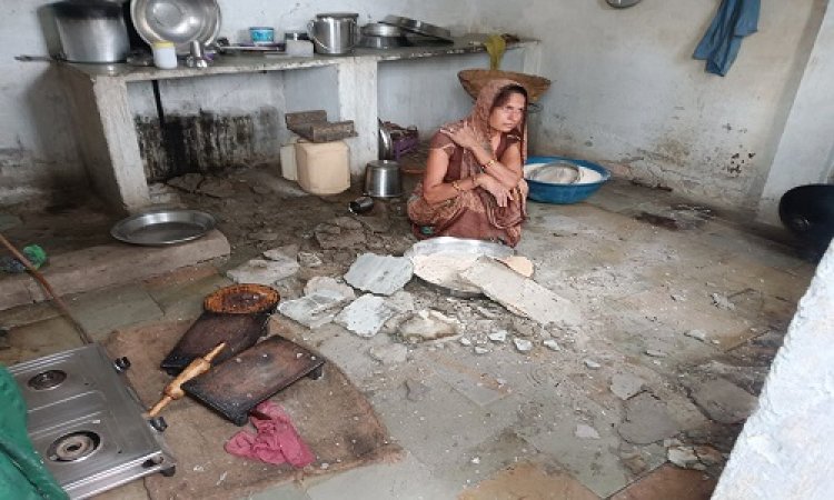 BIG NEWS : सरकारी स्कूल में किचन की छत गिरी, तो महिला हो गई घायल, अब जिला अस्पताल में चल रहा उपचार, घटना इस गांव की, अब मरम्मत करने की उठी मांग, पढ़े खबर