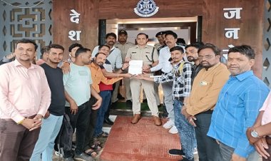 BIG NEWS : अश्लील गालियां देने की रिकॉर्डिंग वायरल, तो पत्रकारों में पनपा आक्रोश, एसपी ऑफिस में की जमकर नारेबाजी, और पुलिस कप्तान के नाम सौंपा ज्ञापन, पिंकू के खिलाफ कार्यवाही की मांग, पढ़े खबर