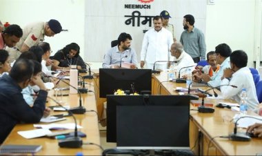 NEWS : नीमच जिला कलेक्‍टर ने की जनसुनवाई, इतने आवेदकों की सुनी समस्‍याएं, फिर DM हिमांशु चंद्रा आवेदनों का समय-सीमा में निराकरण करने के दिए निर्देश, पढ़े खबर