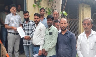 NEWS : राधेश्याम देख रहा सुंदर सड़क तोड़ने के सपने, तो ग्रामीणों ने किया विरोध, नारेबाजी करते हुए पहुंचे एसडीएम कार्यालय, इस मांग को लेकर सौंपा ज्ञापन, मामला मनासा के पावटी गांव का, पढ़े खबर