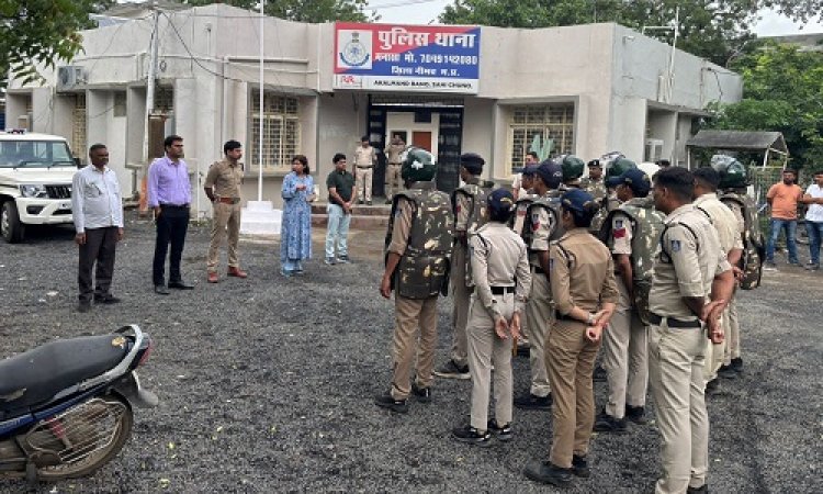 NEWS : आगामी त्यौहारों को लेकर प्रशासन और पुलिस अलर्ट, मनासा में निकाला फ्लैग मार्च, अधिकारियों ने आमजन से की ये अपील, पढ़े खबर