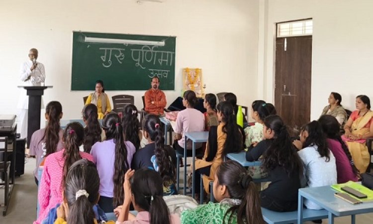 NEWS : जीरन महाविद्यालय में मनाया गुरु पूर्णिमा पर्व, कुमकुम अक्षत तिलक लगाकर, और पुष्पगुच्छ से किया इनका सम्मान, पढ़े खबर