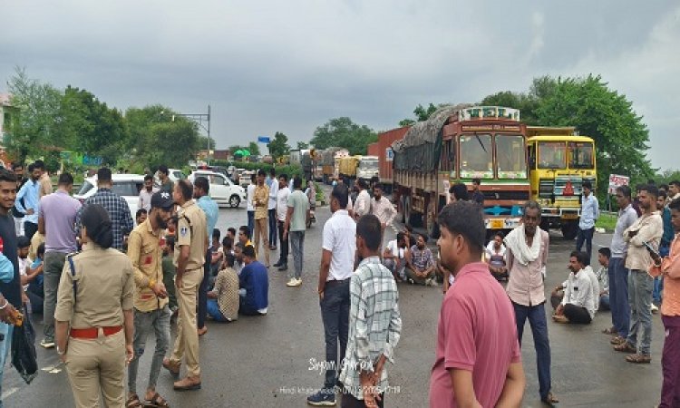 BIG BREAKING : एमपी के हरदा में बवाल, तो नीमच जिले में भी हल्लाबोल, करणी सेना के कार्यकर्ताओं में आक्रोश, हाईवे पर धरना प्रदर्शन, किया चक्काजाम, पुलिस अधिकारी मौके पर, पढ़े खबर