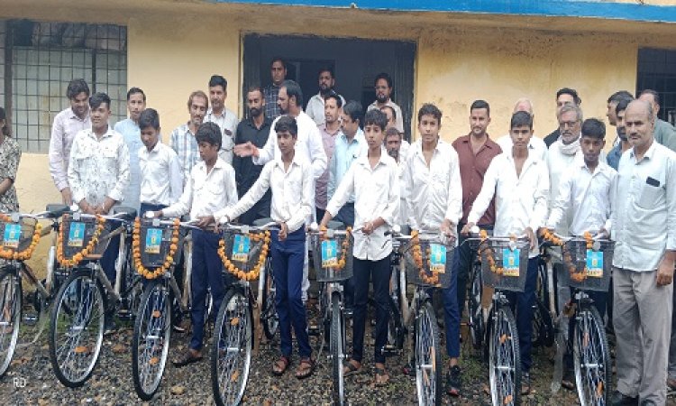 WOW ! छात्र-छात्राओं की राह हुई आसान, शासकीय स्कूल में विद्यार्थियों को साइकिल का वितरण, मनासा क्षेत्र में यहां कार्यक्रम संपन्न, विधायक मारु भी हुए शामिल, पढ़े खबर