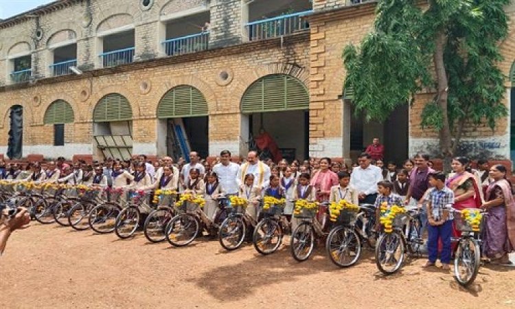 NEWS : शासकीय स्कूल के विद्यार्थियों की राह हुई आसान, निःशुल्क साइकिल का किया वितरण, कार्यक्रम में विधायक और नपाध्यक्ष हुए शामिल, पढ़े खबर