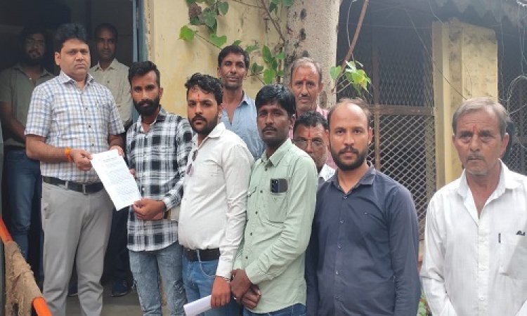 NEWS : राधेश्याम देख रहा सुंदर सड़क तोड़ने के सपने, तो ग्रामीणों ने किया विरोध, नारेबाजी करते हुए पहुंचे एसडीएम कार्यालय, इस मांग को लेकर सौंपा ज्ञापन, मामला मनासा के पावटी गांव का, पढ़े खबर