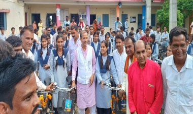 NEWS : स्कूली बच्चों की राह हुई आसान, साइकिल मिलते ही चेहरे पर दिखी खुशी, ग्राम जनकपुर में खास कार्यक्रम संपन्न, विधायक सखलेचा भी हुए शामिल, पढ़े खबर