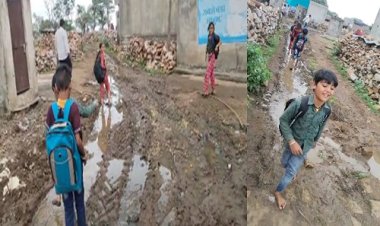 BIG NEWS : नीमच जिले के इस गांव की जमीनी हकीकत, सड़क की जगह गड्ढे, और बेतहाशा कीचड़, विकास के वादे बने मजाक, चौंका देगी यहां की दास्तां, पढ़े खबर