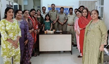 NEWS : विश्व सिंधी सेवा संगम महिला शाखा की बड़ी पहल, पुलिस अधिकारियों के बीच मनाया रक्षाबंधन पर्व, तिलक लगाकर बांधी राखी, उपहार स्वरुप दिए पौधे, पढ़े खबर