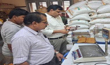 BIG NEWS : त्यौहारों पर खाद्य विभाग अलर्ट, मनासा में इन दुकानों पर की छापामार कार्यवाही, मावा, बर्फी और लड्डू के लिए सैंपल, जांच के लिए भेजे नमूने, अब रिपोर्ट का इंतजार, पढ़े खबर