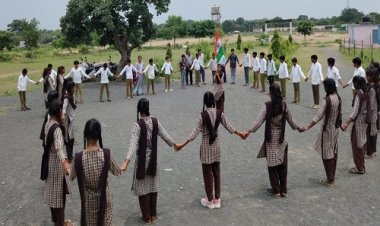 NEWS : हर-घर तिरंगा अभियान, हरवार गांव के इस स्कूल में खास कार्यक्रम संपन्न, विद्यार्थियों ने बनाई श्रृंखला, देशभक्ति के साथ ली स्वच्छता की शपथ, पढ़े खबर