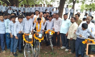 NEWS : स्कूली बच्चों की राह हुई आसान, सीएम राइस विद्यालय में साइकिल का वितरण, जीरन क्षेत्र में कार्यक्रम संपन्न, पढ़े खबर