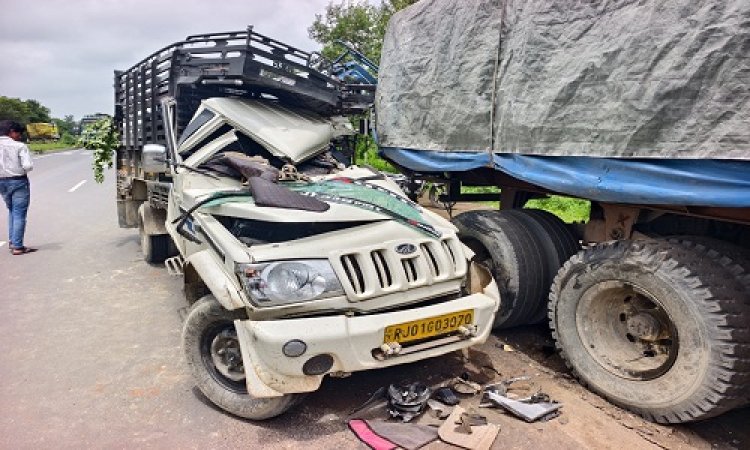 BIG NEWS : महू-नीमच हाईवे पर हादसा, ट्रैलर में घुसी तेज रफ्तार पिकअप, चालक गंभीर घायल, तो राहगीरों ने पहुंचाया अस्पताल, पुलिस जुटी जांच में, पढ़े खबर