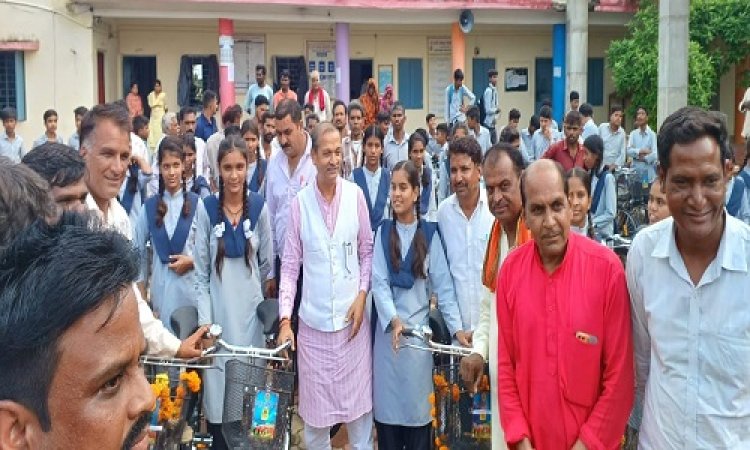 NEWS : स्कूली बच्चों की राह हुई आसान, साइकिल मिलते ही चेहरे पर दिखी खुशी, ग्राम जनकपुर में खास कार्यक्रम संपन्न, विधायक सखलेचा भी हुए शामिल, पढ़े खबर