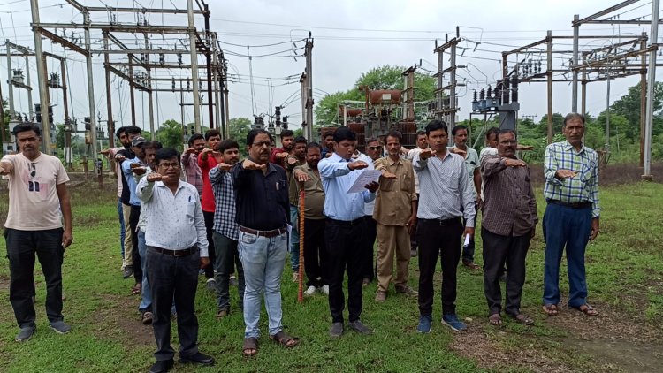 NEWS : मनासा विद्युत वितरण केंद्र परिसर में हुआ सेफ्टी ड्रिल का आयोजन, कर्मचारियों को दिलाई सुरक्षा की शपथ, पढ़े खबर