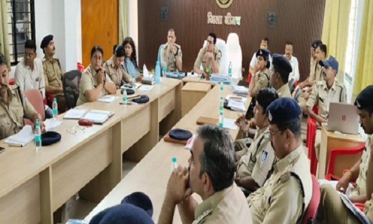 BIG NEWS : आगामी त्योहारों को लेकर खाकी अलर्ट, एसपी अंकित जायसवाल ने ली पुलिस अधिकारीयों की बैठक, की अपराधों की समीक्षा, सतर्क रहने के साथ कानून व्यवस्था बनाये रखने के दिये निर्देश, पढ़े खबर