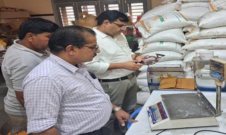 BIG NEWS : त्यौहारों पर खाद्य विभाग अलर्ट, मनासा में इन दुकानों पर की छापामार कार्यवाही, मावा, बर्फी और लड्डू के लिए सैंपल, जांच के लिए भेजे नमूने, अब रिपोर्ट का इंतजार, पढ़े खबर