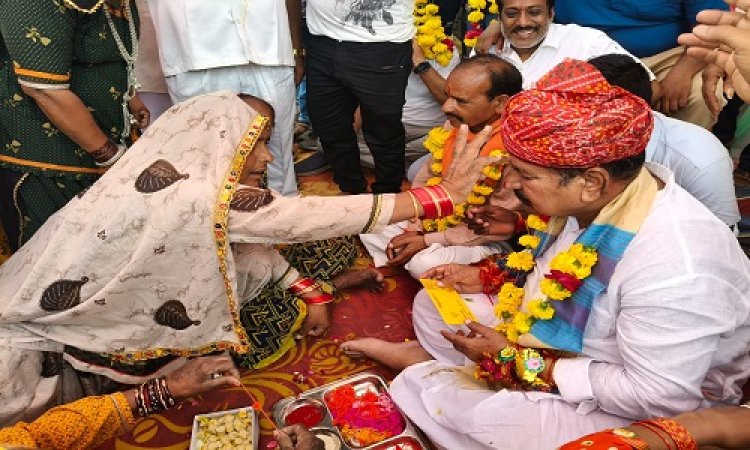 NEWS : रक्षाबंधन पर्व, नीमच की इस बस्ती में पहुंचे विधायक परिहार, बहनों के कलाई पर बांधा रक्षासूत्र, फिर बापू ने कहीं ये बड़ी बात, पढ़े खबर