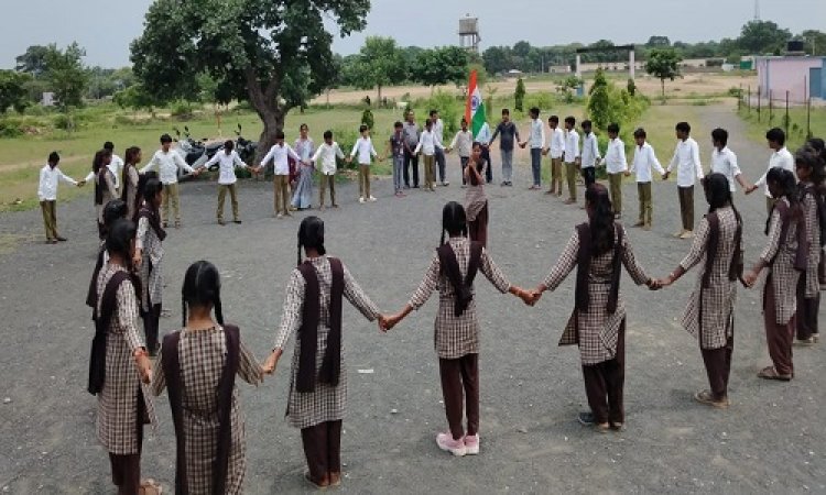 NEWS : हर-घर तिरंगा अभियान, हरवार गांव के इस स्कूल में खास कार्यक्रम संपन्न, विद्यार्थियों ने बनाई श्रृंखला, देशभक्ति के साथ ली स्वच्छता की शपथ, पढ़े खबर