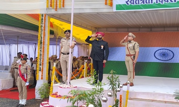 HAPPY INDEPENDENCE DAY : नीमच जिला मुख्यालय पर स्वतंत्रता दिवस समारोह, कलेक्टर हिमांशु चंद्रा ने किया ध्वजारोहण, भव्य परेड की ली सलामी, कार्यक्रम में इनका हुआ सम्मान, पढ़े खबर
