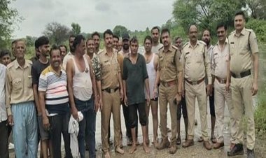 BIG NEWS : उफान पर आई रेतम नदी, तो पानी के बीच फंसा सुंदर पाटीदार, फिर फरिश्ता बनकर पहुंची जीरन पुलिस, और किया रेस्क्यू, युवक को सुरक्षित निकाला बाहर, ग्रामीणों ने कुछ यूं माना आभार, पढ़े खबर